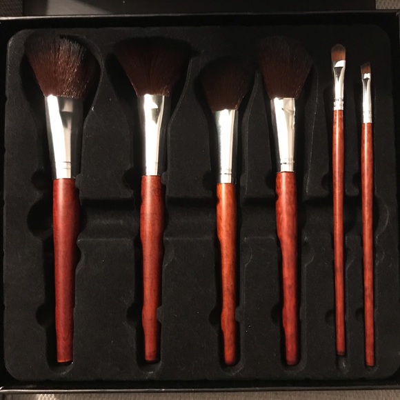 New. Ellen Tracy brush collection. - Picture 2 of 3